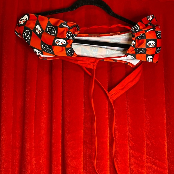 ❤️🖤 2 piece red and black crop top and shorts set❤️🖤 - Picture 3 of 9